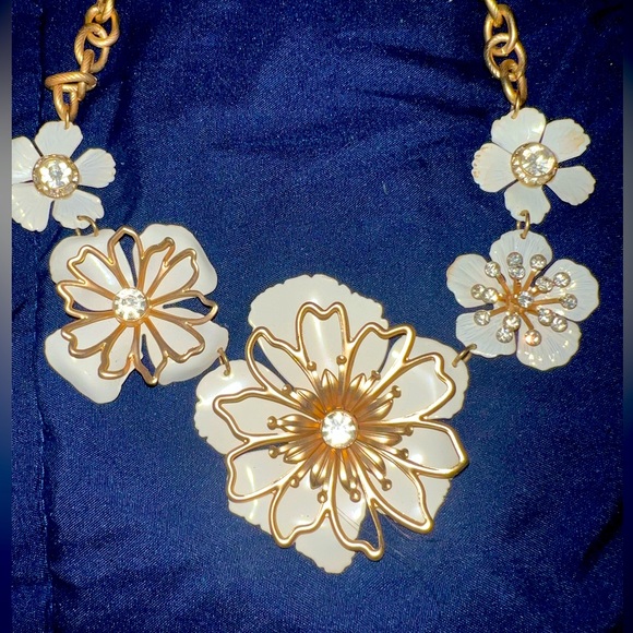 ✨Gold & White Flower Necklace 🌸 - Picture 1 of 3